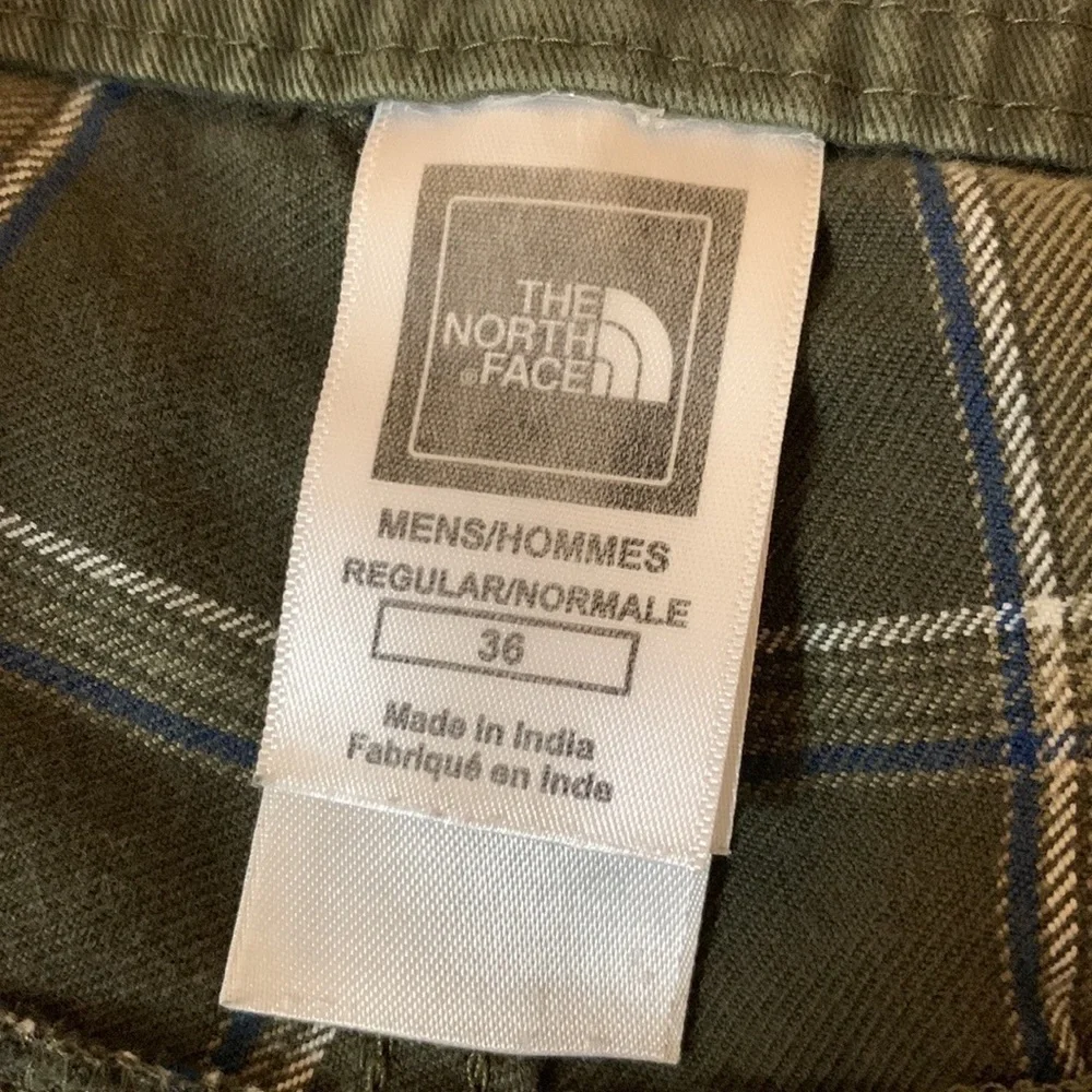 North Face green plaid flat front casual shorts Size 36